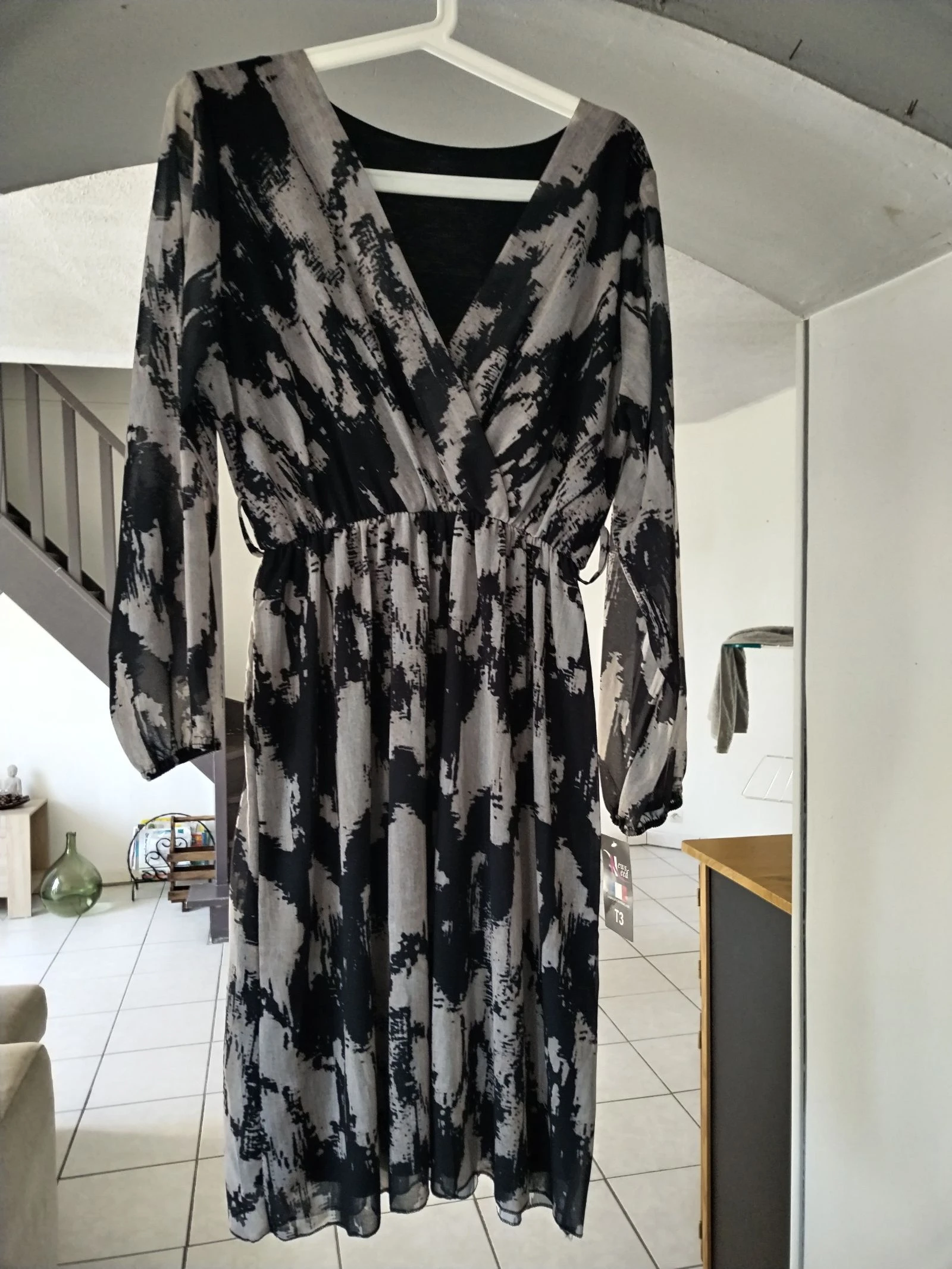 Belle robe neuve doublée manche longues élastiques aux poignets, fabrication française.